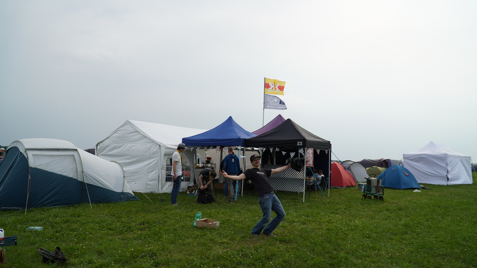 Zeltlager mit jubelnden Studierenden und Badnerflagge