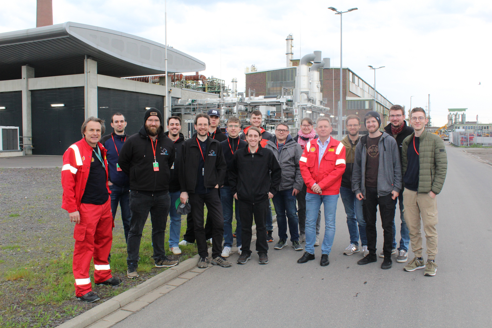 Gruppenfoto vor dem Shell Energy and Chemicals Park Rheinland