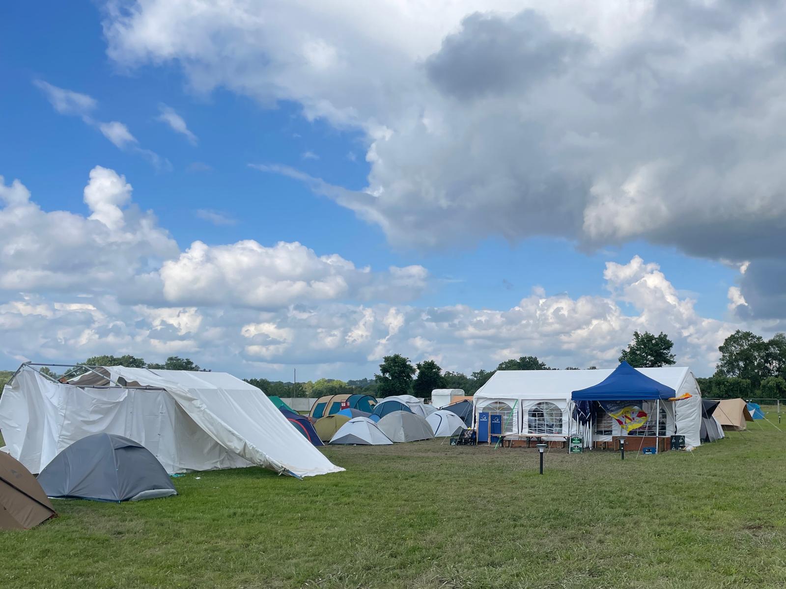 Zelte auf dem Campingplatz mit Sturmschäden 